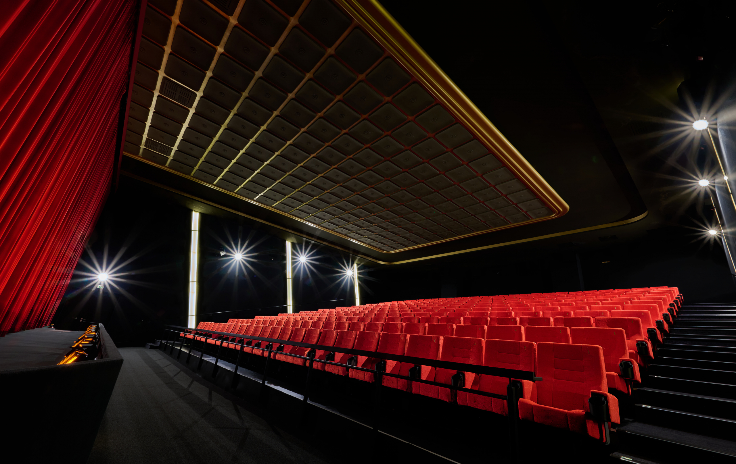 Filmsaal verwandeln in Eventraum, Workshopbereich oder Bühne vom Filmsaal zum Eventraum, vom Workshopbereich zur kleinen Bühne