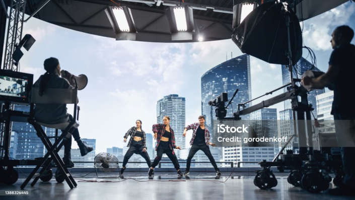 Ansprechen neuer Zielgruppen und Imagestärkung Kino: Kooperation mit Künstlern, lokalen Firmen