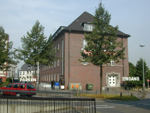 Zufahrt neben dem Haus.